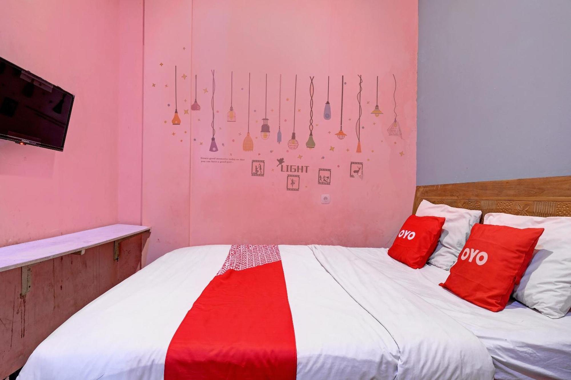 Oyo Life 92877 Hotel Rainbow 7296 Семаранг Экстерьер фото