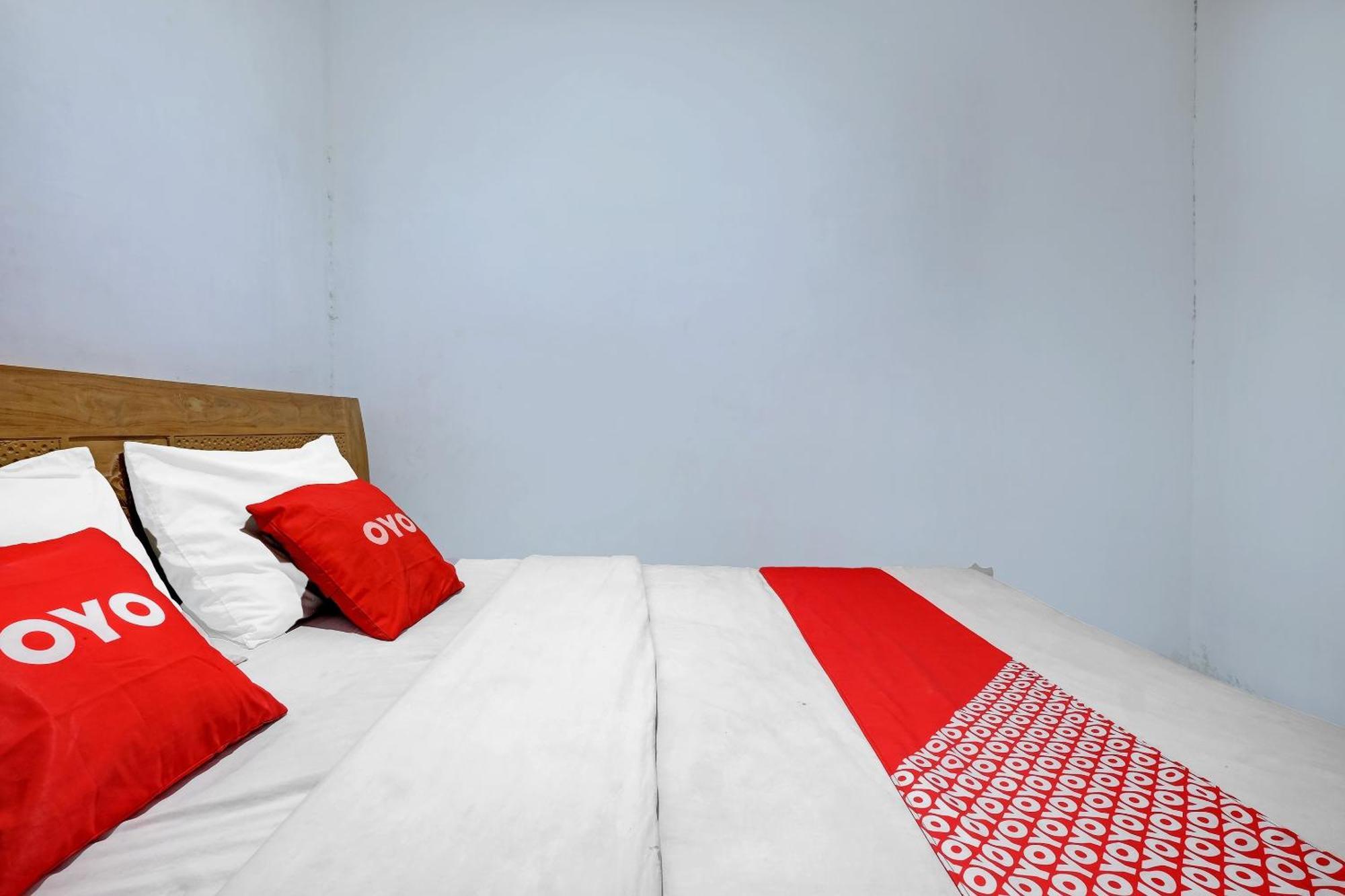 Oyo Life 92877 Hotel Rainbow 7296 Семаранг Экстерьер фото