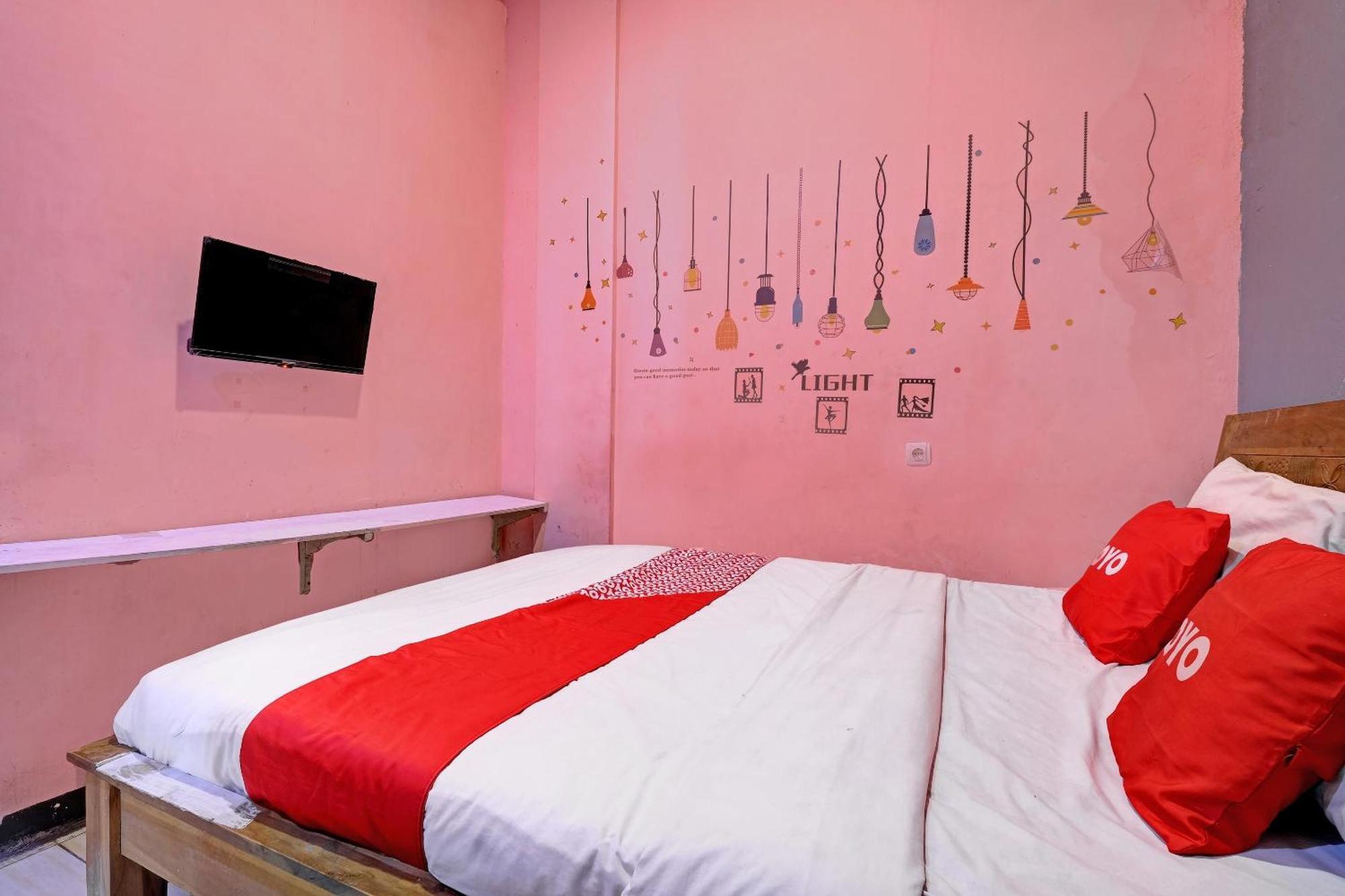 Oyo Life 92877 Hotel Rainbow 7296 Семаранг Экстерьер фото