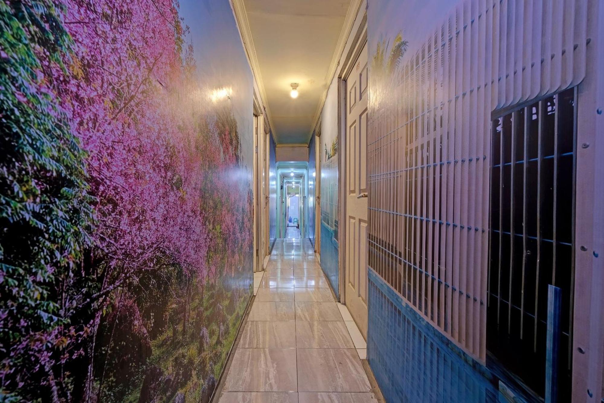 Oyo Life 92877 Hotel Rainbow 7296 Семаранг Экстерьер фото